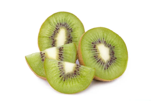 Fructe de kiwi tăiate izolate pe alb — Fotografie, imagine de stoc
