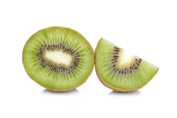 Geschnittene Kiwi-Früchte isoliert auf weiß — Stockfoto