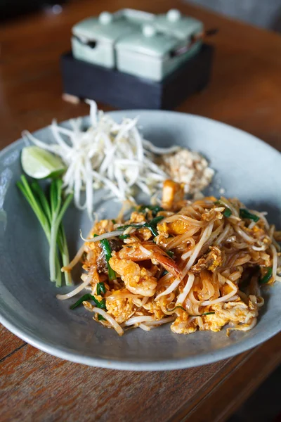 Pad thai. Estilo de fideos tailandeses — Foto de Stock