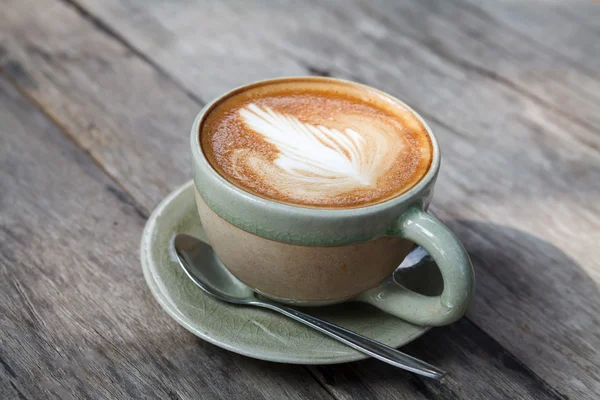 Primer plano taza de café con leche en madera (enfoque selectivo — Foto de Stock