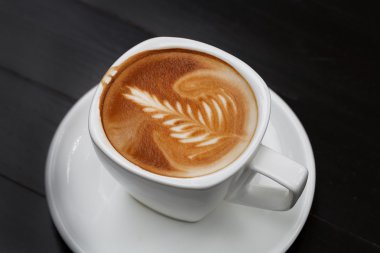 Yakın çekim latte ahşap (seçici odak üzerinde kahve fincan)