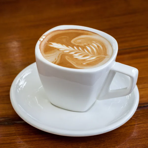 Närbild kopp latte kaffe på trä (selektiv inriktning — Stockfoto