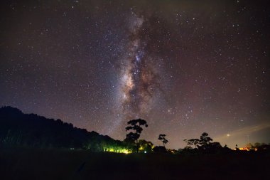 Bulut ve Samanyolu Phu Hin Rong Kla adlı ağacın siluet 