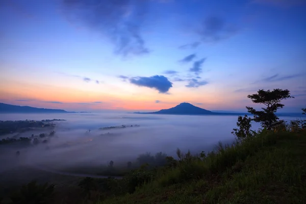 Nebliger morgendlicher Sonnenaufgang am khao takhian ngo Aussichtspunkt bei khao-kho — Stockfoto