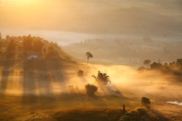 Nebliger morgendlicher Sonnenaufgang am khao takhian ngo Aussichtspunkt bei khao-kho — Stockfoto