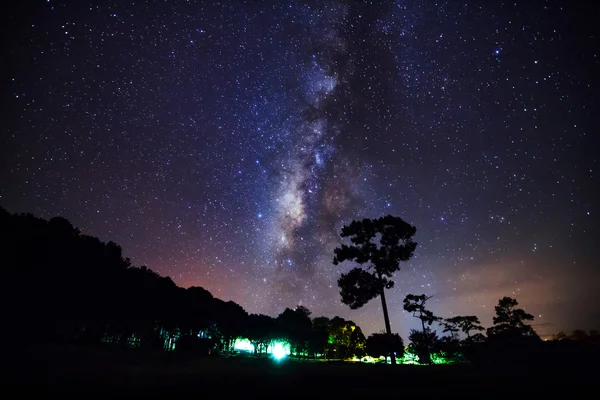 Via Láctea no Parque Nacional Phu Hin Rong Kla, Phitsanulok Tailândia — Fotografia de Stock