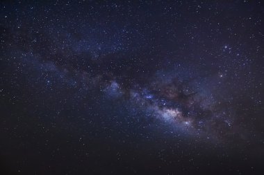 Samanyolu bir gece gökyüzü, tahıl ile uzun pozlama fotoğraf üzerinde