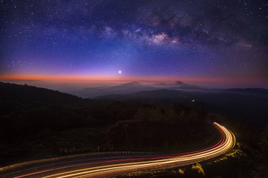 Samanyolu Doi Inthanon Chiang mai adlı yolda aydınlatma ile