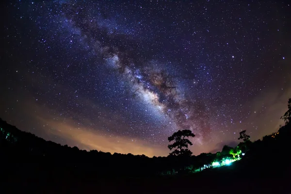 Belle voie lactée sur un ciel nocturne, longue exposition photographie, esprit — Photo