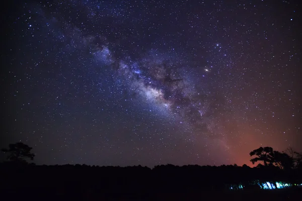 Éjszakai égbolt, hosszú expozíció fénykép, szellemes szép milkyway — Stock Fotó