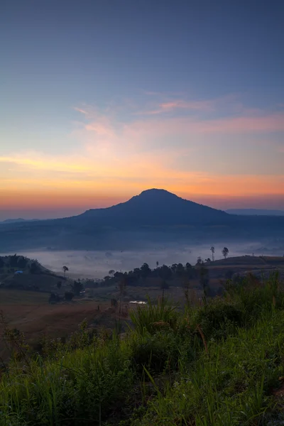 Nebliger morgendlicher Sonnenaufgang am khao takhian ngo Aussichtspunkt bei khao-kho — Stockfoto