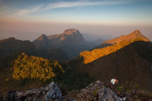 Paisaje amanecer en Doi Luang Chiang Dao, Alta montaña en Chiang Mai — Foto de Stock