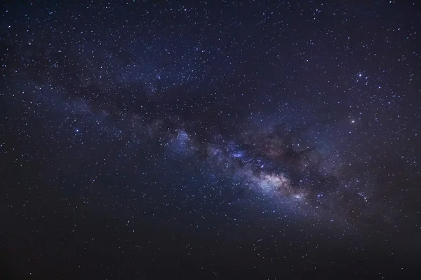 Samanyolu bir gece gökyüzü, tahıl ile uzun pozlama fotoğraf üzerinde