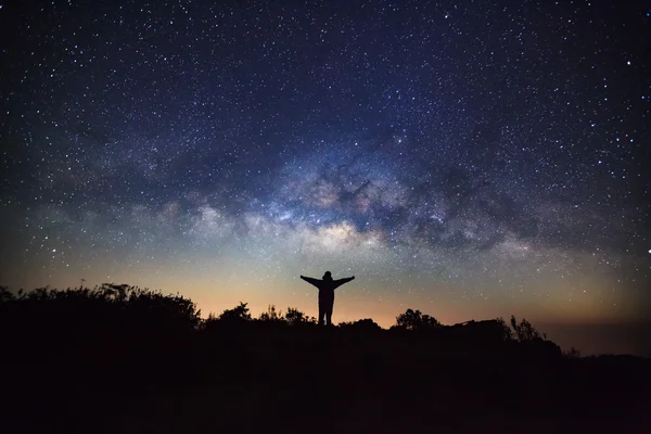 Galaxia Vía Láctea en Doi Luang Chiang Dao alta montaña en la provincia de Chiang Mai — Foto de Stock