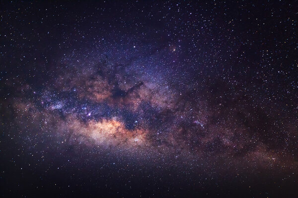 Крупный план галактики Млечный Путь, фотография длительного действия, с зерном
