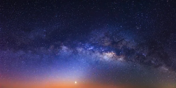 Galaxie de la Voie lactée et Vénus avant le lever du soleil, Photographie longue exposition — Photo