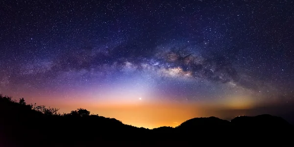 Panorama Vía Láctea galaxia y luz zodiacal en la montaña antes de s —  Fotos de Stock