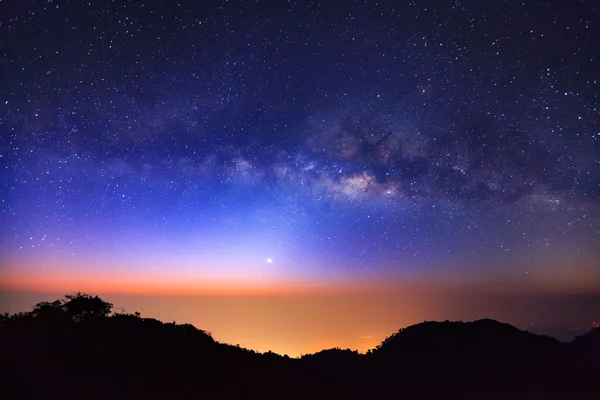 Milchstraße Galaxie bei doi luang chiang dao ist ein 2.225 m hoher Berg — Stockfoto
