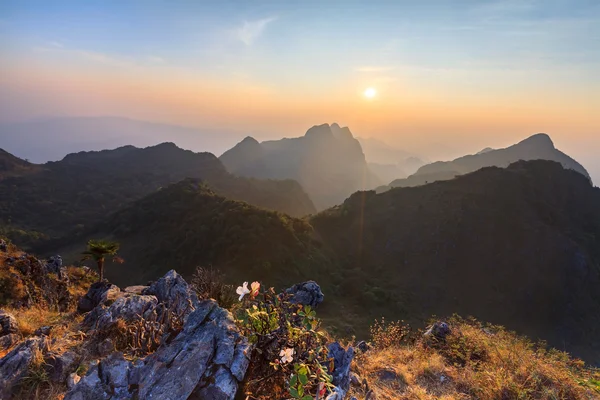Puesta del sol del paisaje en Doi Luang Chiang Dao, alta montaña en Chiang Mai — Foto de Stock