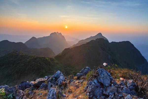 Západ slunce na šířku na Doi Luang Chiang Dao, vysoké hory v Chiang Mai — Stock fotografie
