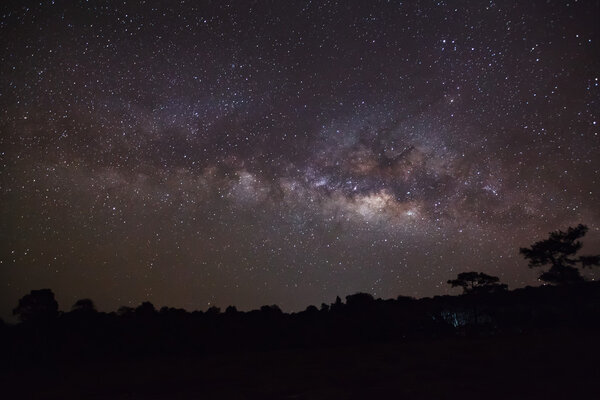 Молочный путь галактики, длинная экспозиция фотографии, с Мбаппе в