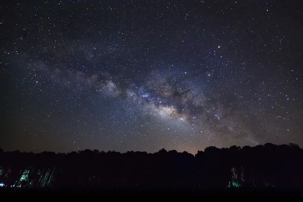 Sylwetka drzewa i mlecznej w Phu Hin Rong Kla National Park — Zdjęcie stockowe