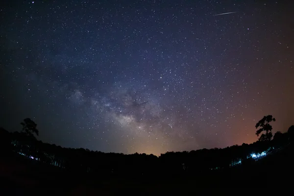 火の玉と天の川銀河。長時間露光の写真。Gra で — ストック写真