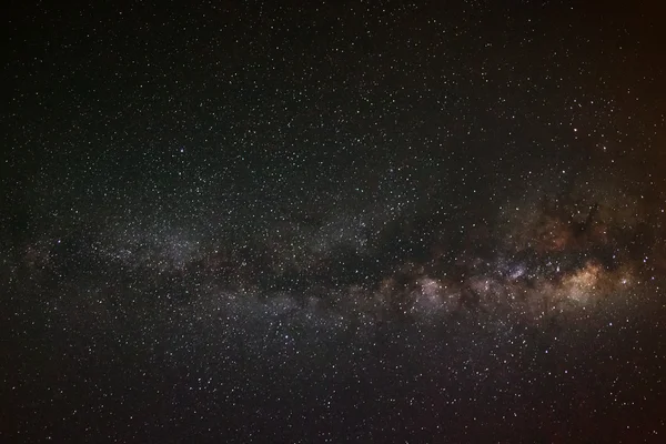 Via leitosa galáxia em um céu noturno, fotografia de longa exposição — Fotografia de Stock