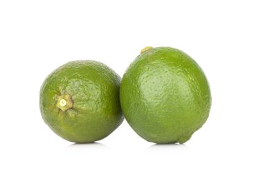 Beyaz arkaplanda yalıtılmış kireç meyvesi