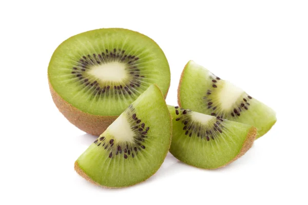 Geschnittene Kiwi-Früchte isoliert auf weißem Hintergrund — Stockfoto