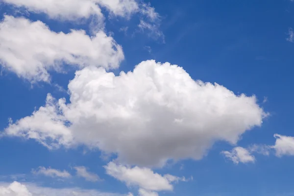 Blauer Himmel mit Wolken — Stockfoto