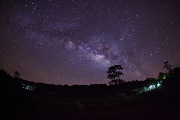 Vía Láctea en el Parque Nacional Phu Hin Rong Kla, Phitsanulok Tailandia —  Fotos de Stock