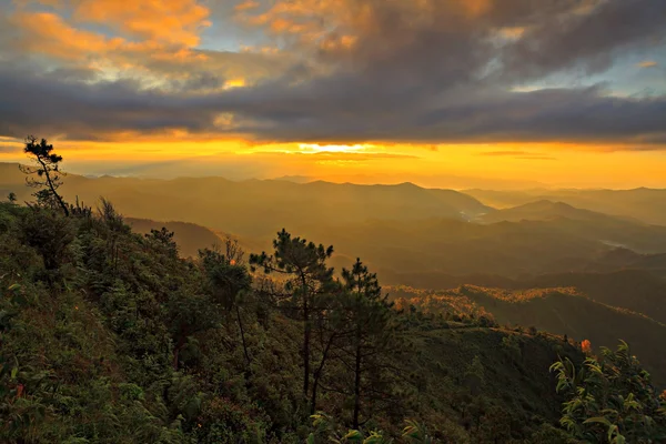 Majestátní svítání v horách krajiny. dramatická obloha v tha — Stock fotografie