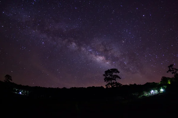 Milky Way at Phu Hin Rong Kla National Park, Phitsanulok Thailand — стоковое фото