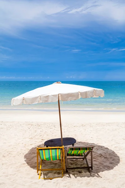 Beach chairs on the white sand beach with cloudy blue sky — Stock Photo, Image