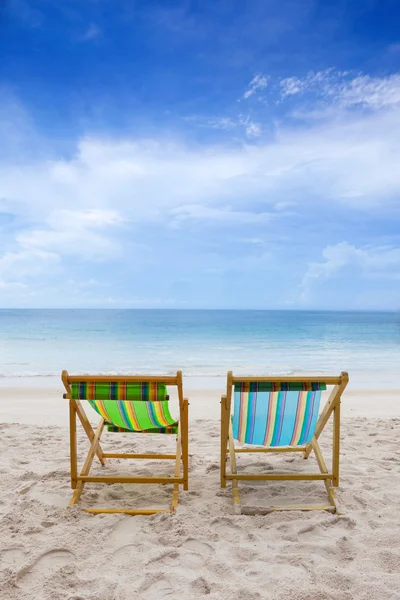 Sillas de playa en la playa de arena blanca con cielo azul nublado — Foto de Stock