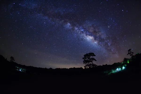 Vía Láctea en el Parque Nacional Phu Hin Rong Kla, Phitsanulok Tailandia — Foto de Stock