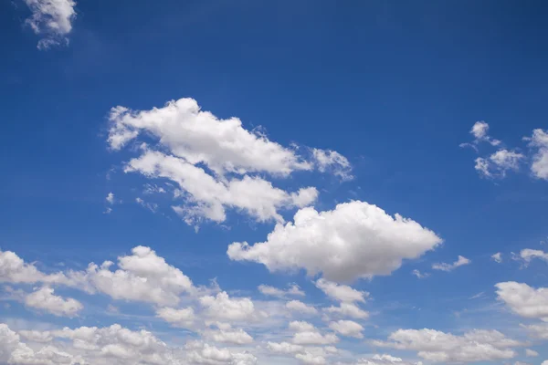 Blauer Himmel mit Wolken — Stockfoto