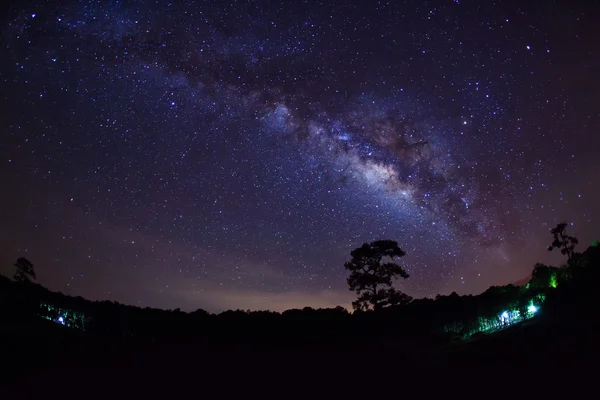 Voie lactée au parc national Phu Hin Rong Kla, Phitsanulok Thaïlande — Photo