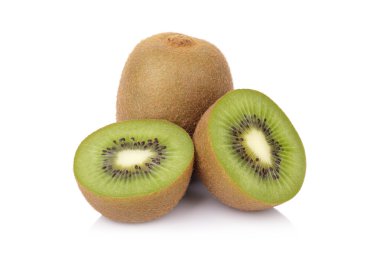 Dilimlenmiş kivi meyvesi beyaz arka planda izole