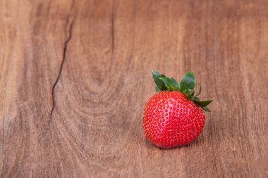ahşap üzerine taze çilek