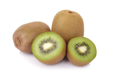 Dilimlenmiş kivi meyvesi beyaz arka planda izole