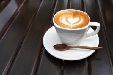 latte üzerinde ahşap kahve fincan
