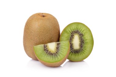 Dilimlenmiş kivi meyvesi beyaz arka planda izole