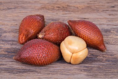 salacca veya zalacca tropikal meyve üzerinde ahşap