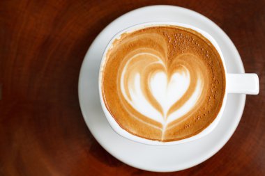 latte üzerinde ahşap kahve fincan