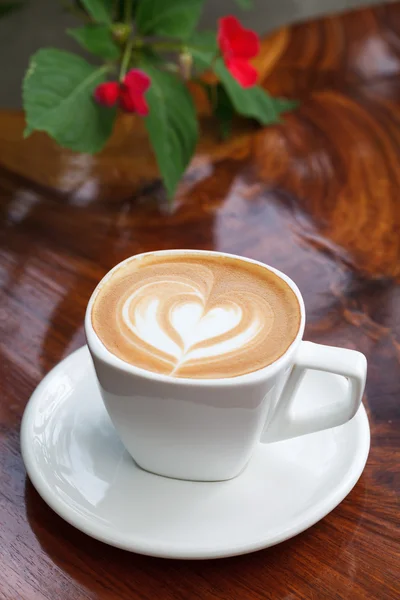 Taza de café con leche en madera —  Fotos de Stock