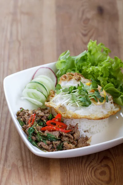Kryddstark thaimat basilika fläsk stekt ris recept med ägg — Stockfoto