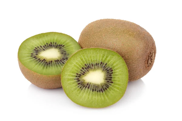 Geschnittene Kiwi-Früchte isoliert auf weißem Hintergrund — Stockfoto