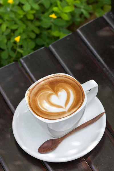 Taza de café con leche en madera — Foto de Stock